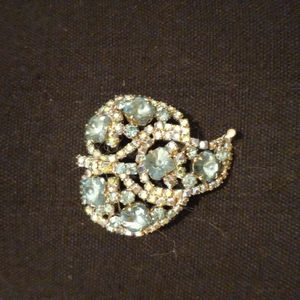 💎💙Vintage Baby Blue Brooch Pin.          Silver Tone Setting